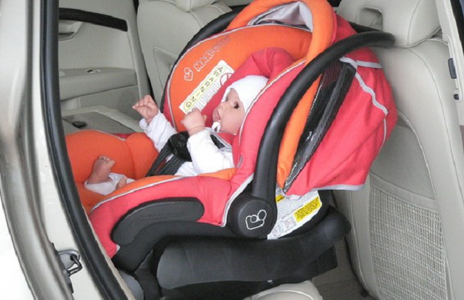 Kako da zaštitite bebu tokom putovanja autom?