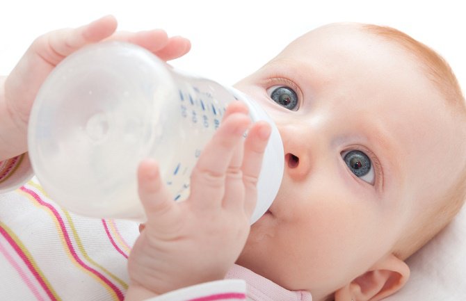 Zašto nije dobro bebe uspavljivati flašicom?