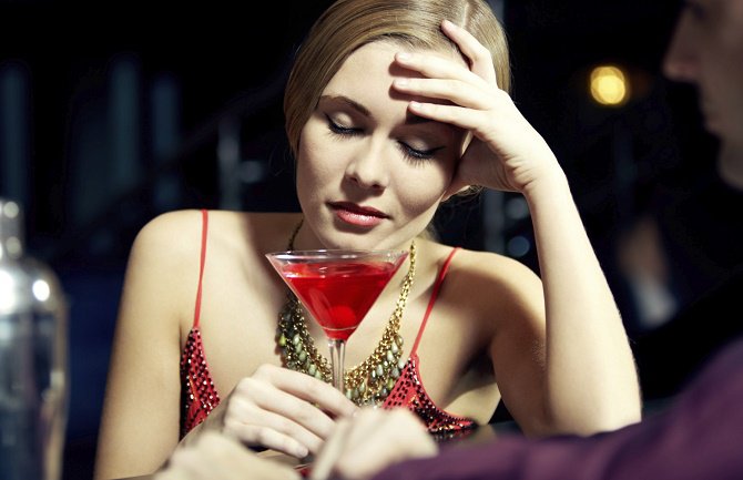 Žene, ovu su znakovi da konzumirate previše alkohola