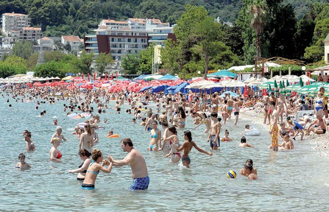 Srbijanski mediji odvraćaju turiste od Crne Gore, pišu o ajkulama, zemljotresima, skupim cijenama