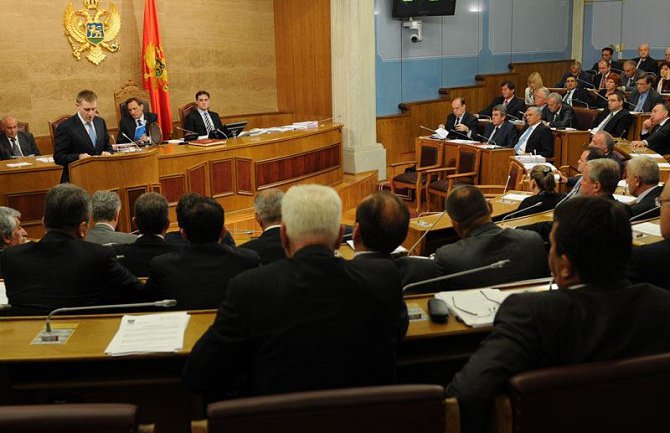  Rigorozne kazne za nedolično ponašanje poslanika, i do 50 odsto od plate