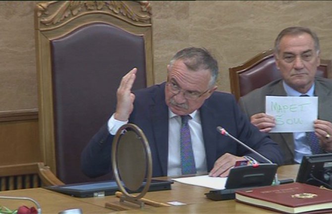 Dragovićeva ''šala'': Mapet šou u skupštini 