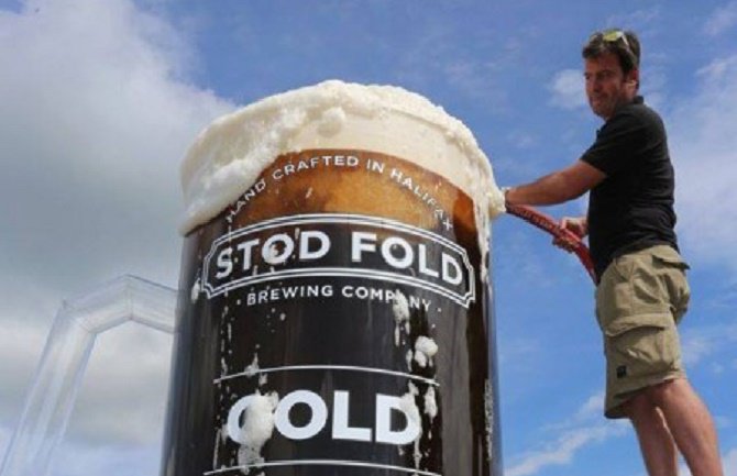 Ovo je krigla u koju stane 1.733 litara piva!