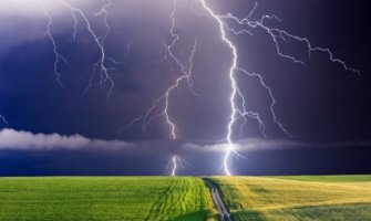 Grom udario u majku i dijete dok su se kupale u bazenu