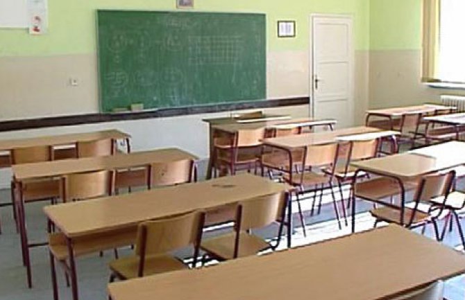 Užasno zlostavljanje učenice u Srbiji: Drugari maltretirali i udarali drugaricu(VIDEO)
