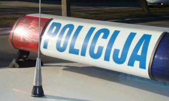Beograd: Kombi udario u banderu kod Vlade