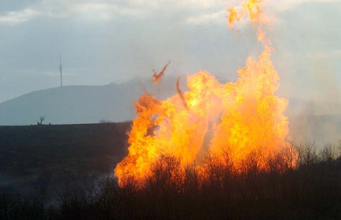 U dva požara jedna osoba zadobila opekotine, dvije zadržane u bolnici zbog udisanja veće količine dima