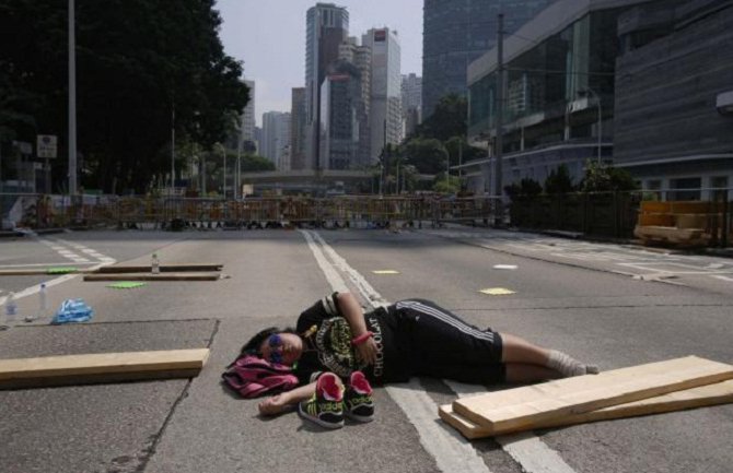 Hong Kong: Policija počela da uklanja barikade