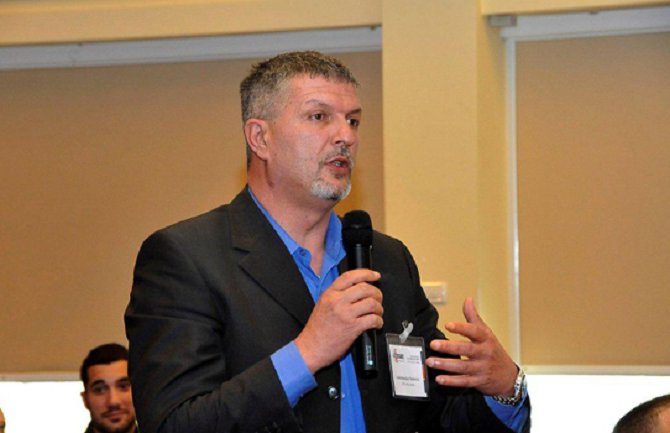 Odstupanje od NATO-a i EU antidržavni potezi