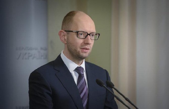 Jacenjuk: Razmatramo uvođenje viza Rusima!