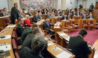 Za mobilne poslanika 42.000 €