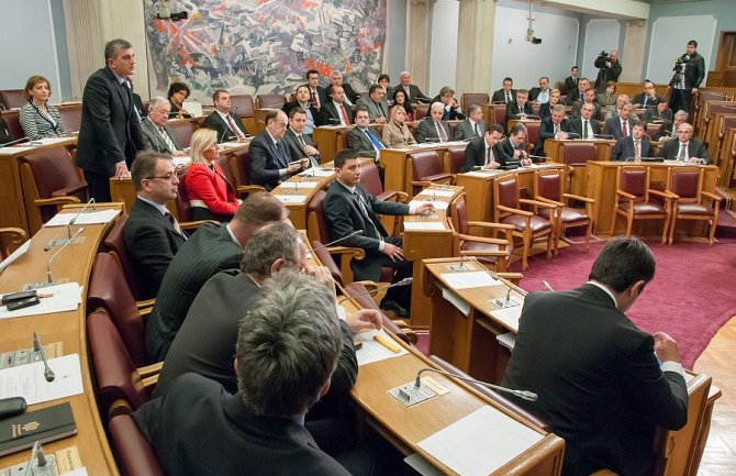 Za mobilne poslanika 42.000 €