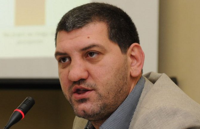 Bešić o predizbornim sloganima: Neki su radikalni, a neki odlični