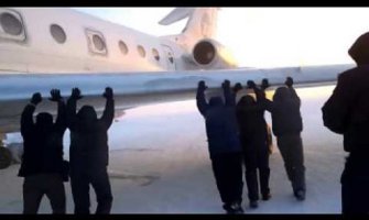 Pogledajte: Putnici gurali zamrznuti sibirski avion po pisti