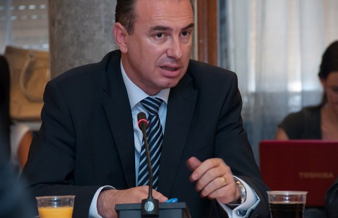 Đeka bez pokrića potrošio 23.000