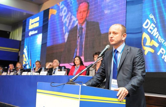 Knežević osniva Demokratsku narodnu partiju