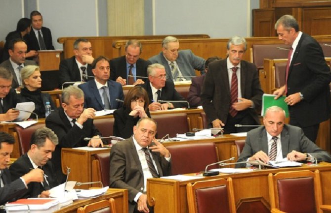 CDT: Jasno da partije treba da dobiju novac, ali su usvojeni iznosi neprihvatljivi