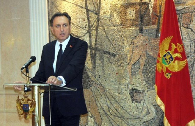 Zaokreta nema, ali postoje skretanja sa puta ka NATO i EU