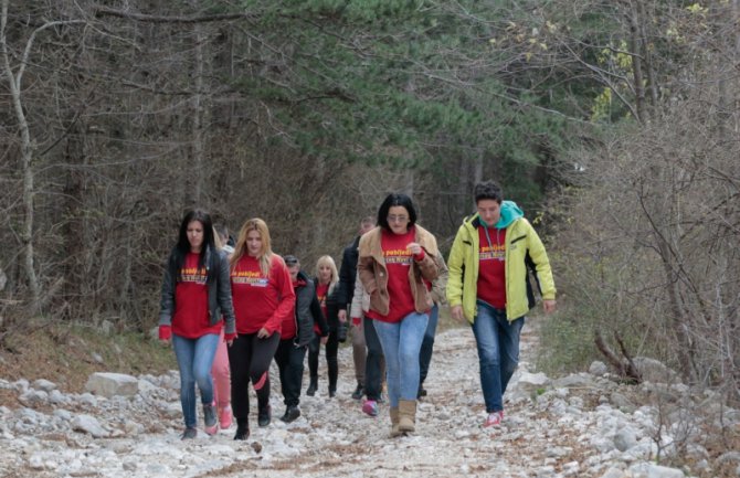 Mladi DPS-a organizovali pješačku turu na Orjen 