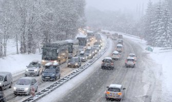 Zbog snježne mećave u francuskim Alpima blokirano 15.000 vozila
