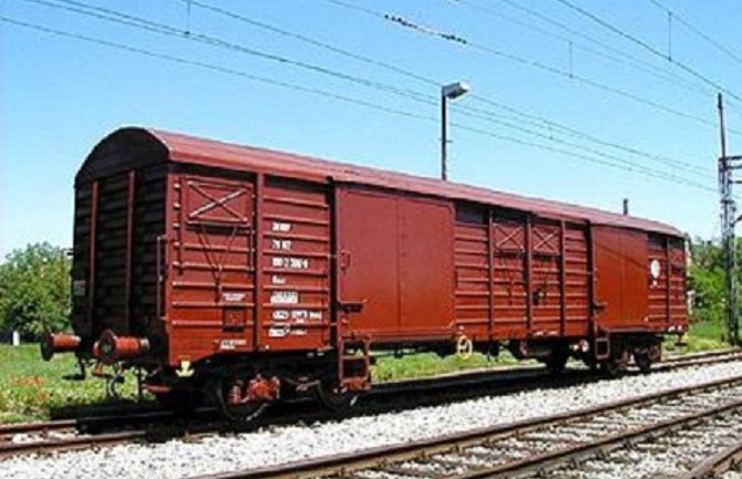 Niš: Mladića udarila struja na vagonu dok je pravio selfi!