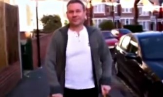 On ima 49 godina, a tek sad je izgubio nevinost! I to uživo, pred kamerama! (VIDEO)