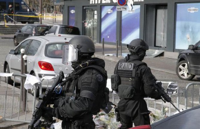 Ponovo prijetnja: Tri pariske gimnazije evakuisane