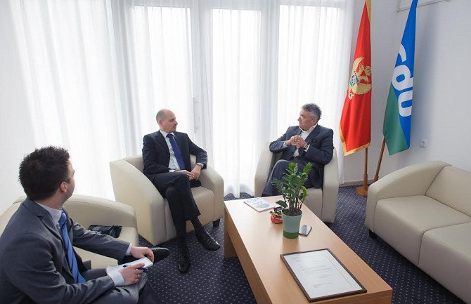 Članstvo u NATO istorijska šansa za CG i njene građane