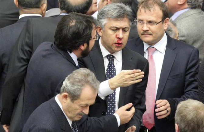 Turski parlament: Letjele stolice, poslanici jedni druge udarali čekićem
