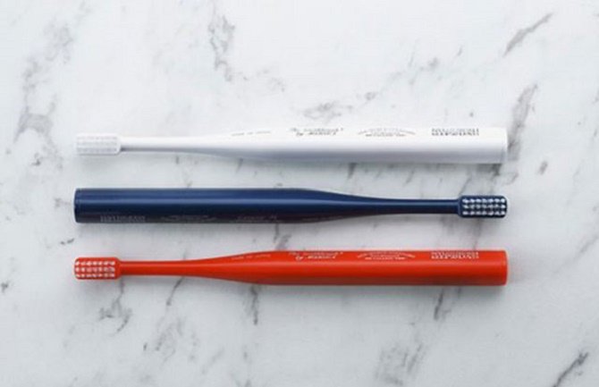 Četkica za zube uz koju je pasta višak