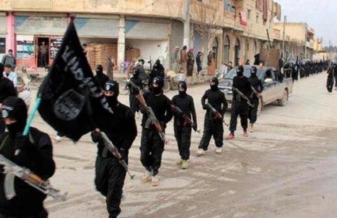  Teroristi iz redova Islamske države okružili novorođenče oružjem (Foto)