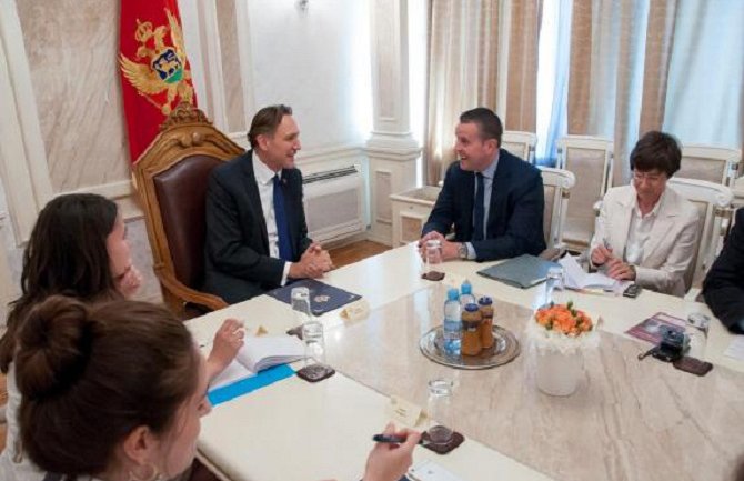 CG predano radi na putu ka NATO-u