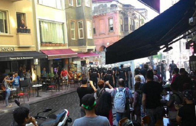 Policija vodenim topovima i suzavcem na učesnike gej parade