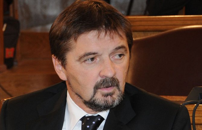 Funkcioner DPS-a nakon zadržavanja na aerodromu deportovan u CG