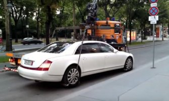 Neuspjeli pokušaj odnošenja nepropisno parkiranog Maybacha(VIDEO)