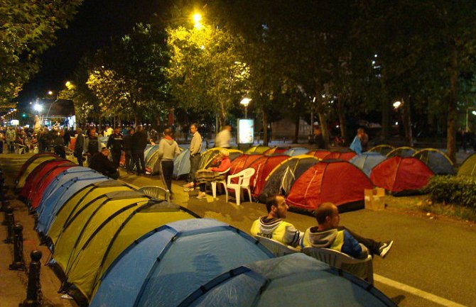 Organizatori protesta pozvali dijasporu da im finansijski pomognu