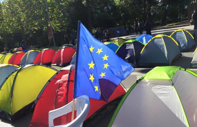 DF pozvao Đukanovića da podnese ostavku