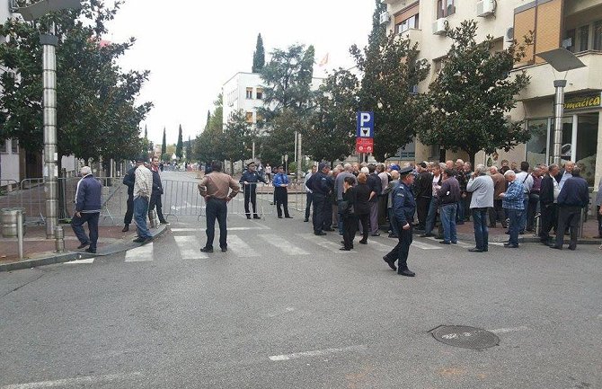 Ispred Skupštine protestanti zviždali poslanicima