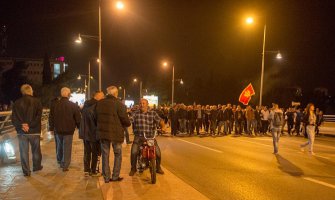 Traže ostavku Đukanovića, demonstranti gađali policiju (Foto, Video)