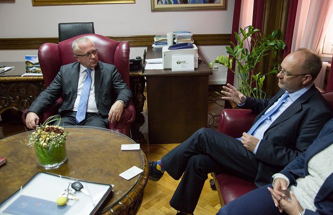 Sva otvorena pitanja i probleme treba rješavati u parlamentu