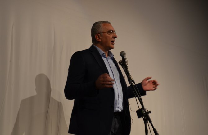 Mandić: Upornim pritiscima i protestima do prelazne vlade