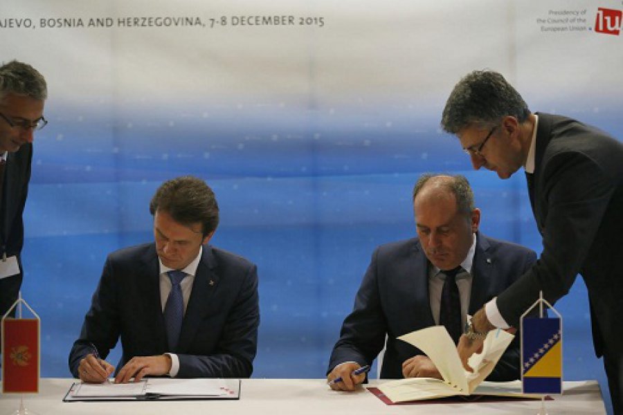 aapicture201512076994237web