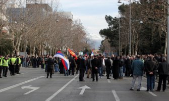 Protest DF-a  ispred Skupštine