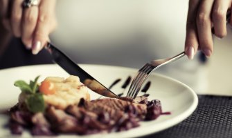 Kilogrami se brže tope ako jedete po mraku