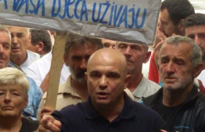 Nikšić: Razbijeno staklo na prostorijama RP