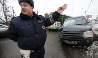 Ruskinja udarila 17 automobila dok se parkirala (VIDEO)