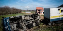 Aktivisti Samoopredeljenja prevrnuli kamion s robom iz Srbije