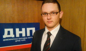 DNP: Da li bi gimnazijalci bili kažnjeni da su istakli zastave NATO-a?