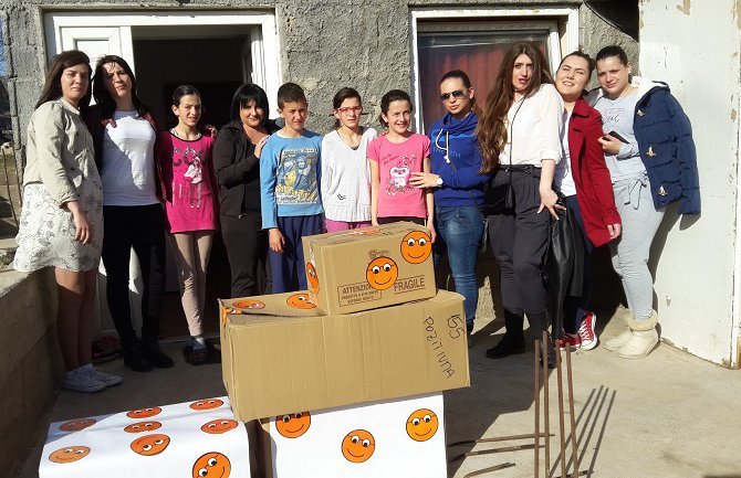 Mladi Pozitivne donirali hranu i garderobu porodici Zmajević iz Nikšića