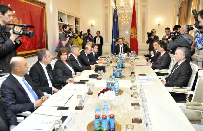 U toku formiranje posebnog odbora za praćenje izbora, partijama puna kontrola nad državnim sistemom